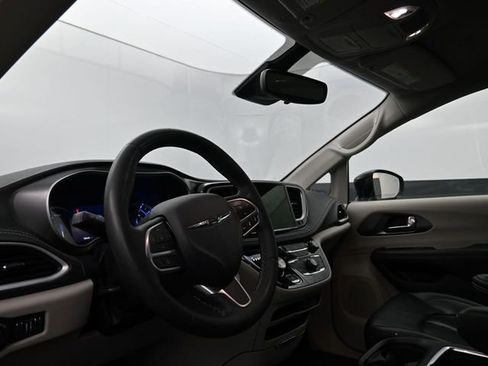 Used 2024 Chrysler Pacifica Select image 12