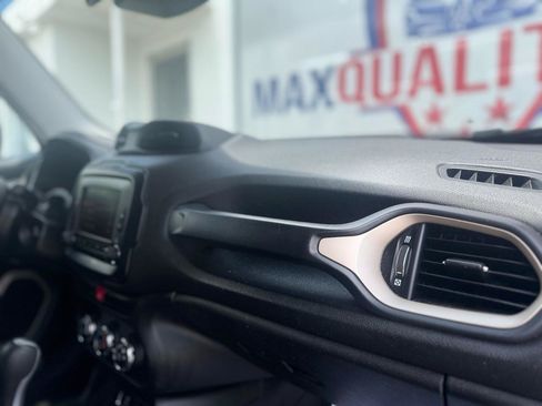 Used 2017 Jeep Renegade Latitude FWD image 50