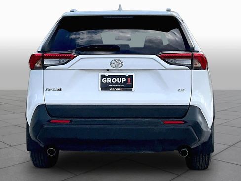 Used 2021 Toyota RAV4 LE FWD image 5