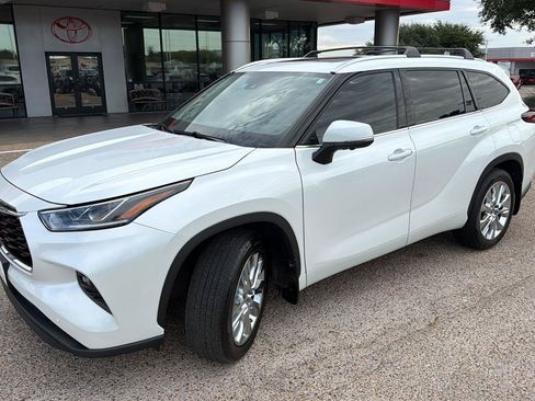 Certified 2024 Toyota Highlander Limited AWD/4WD image 7