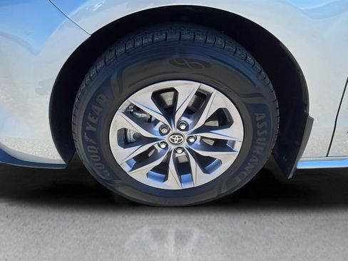 Used 2021 Toyota Sienna XLE image 10