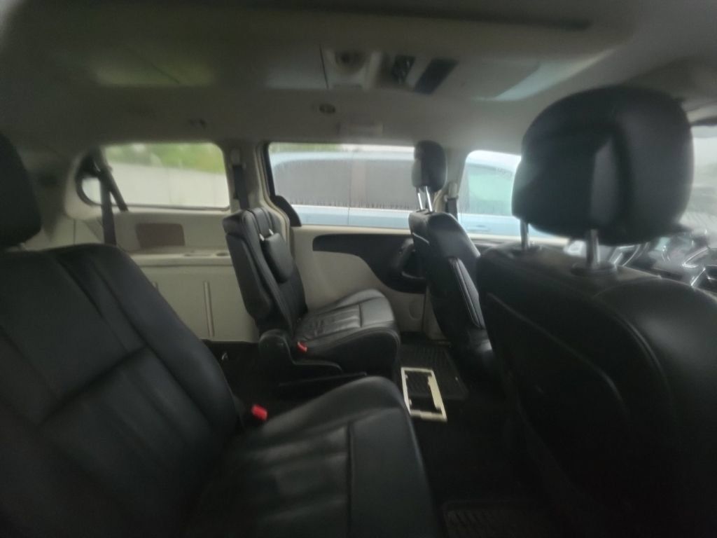 Used 2014 Chrysler Town & Country Touring FWD image 5