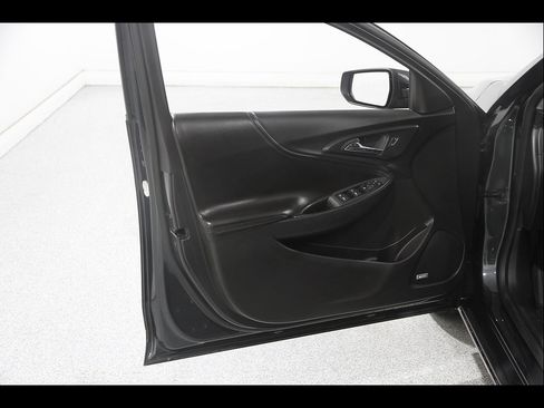 Used 2018 Chevrolet Malibu LT w/ Leather Package FWD image 4