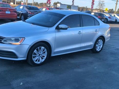 Used 2016 Volkswagen Jetta SE image 4