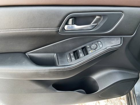 Used 2022 Nissan Rogue SV w/ SV Premium Package image 11