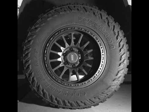 Used 2017 Toyota Tacoma TRD Off-Road AWD/4WD image 14