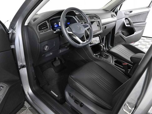 Certified 2024 Volkswagen Tiguan SE FWD image 19