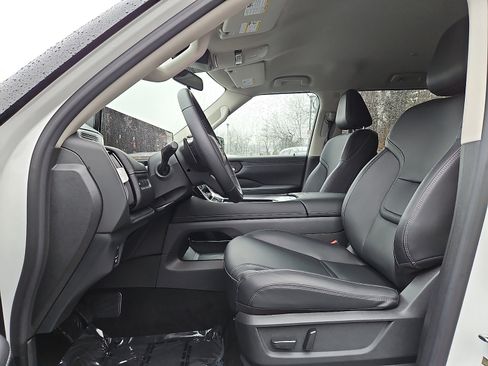 Certified 2025 Nissan Armada SV image 12