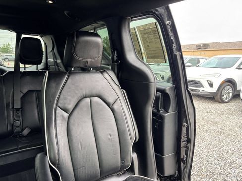 Used 2025 Chrysler Pacifica Limited FWD image 42