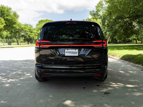 Used 2021 Chrysler Pacifica Touring-L w/ Uconnect Theater Family Group FWD image 8