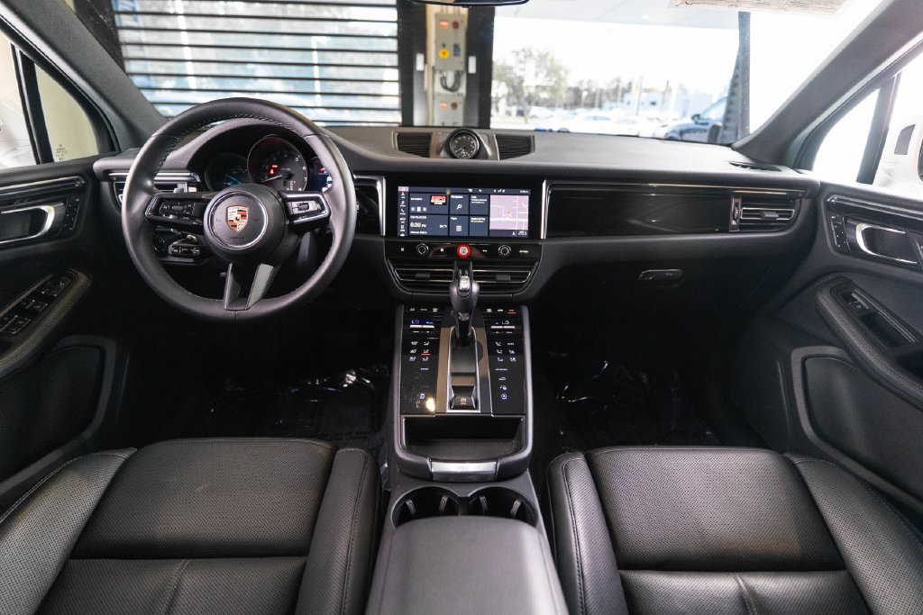 Certified 2023 Porsche Macan AWD/4WD image 16