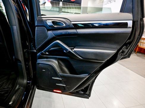 Used 2016 Porsche Cayenne image 24