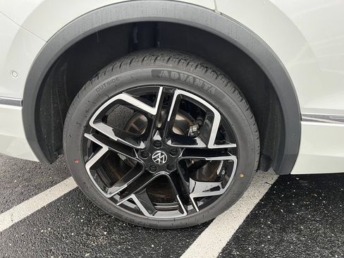 Certified 2024 Volkswagen Tiguan SEL R-Line AWD/4WD image 32