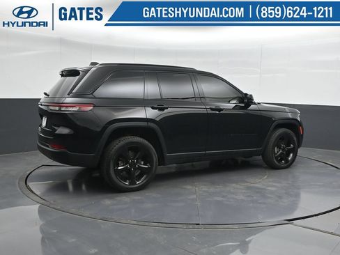 Used 2023 Jeep Grand Cherokee Altitude AWD/4WD image 2