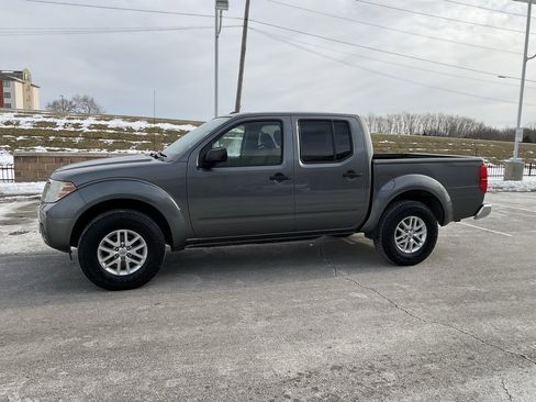 Used 2016 Nissan Frontier SV image 3