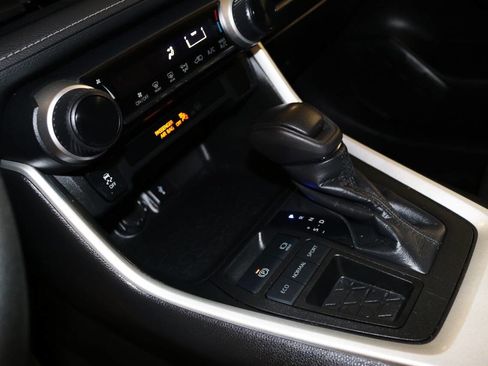 Used 2021 Toyota RAV4 LE image 33