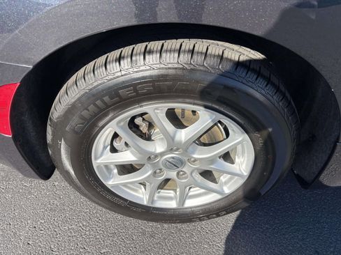 Used 2021 Chrysler Pacifica Touring-L image 12