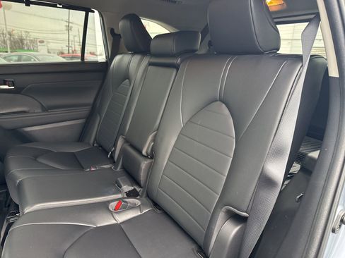 Used 2023 Toyota Highlander XLE image 16