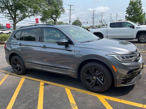 Used 2023 Volkswagen Tiguan SE R-Line AWD/4WD image 3