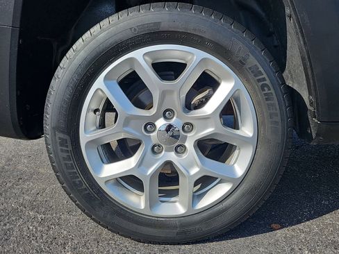 Used 2015 Jeep Renegade Latitude w/ Popular Equipment Group image 10