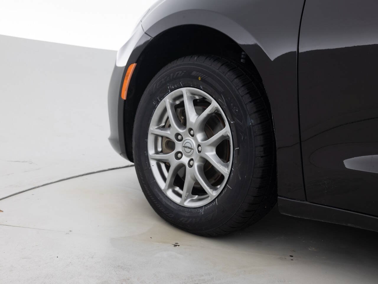 Used 2021 Chrysler Pacifica Touring FWD image 17
