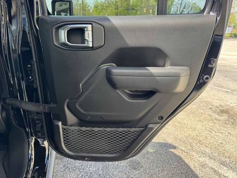 Used 2025 Jeep Wrangler Unlimited Rubicon w/ Convenience Group AWD/4WD image 30