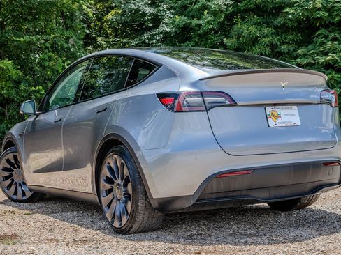 Used 2024 Tesla Model Y Performance AWD/4WD image 3