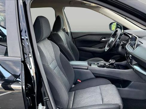 Certified 2025 Nissan Rogue SV FWD image 9