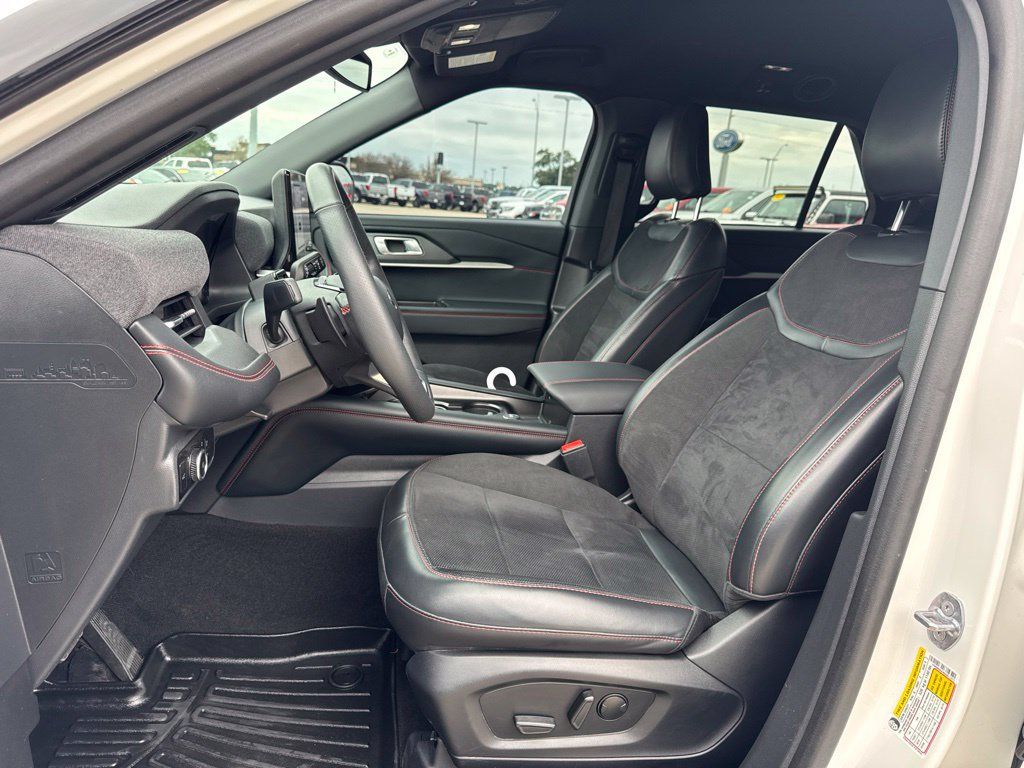 Used 2025 Ford Explorer ST AWD/4WD image 4