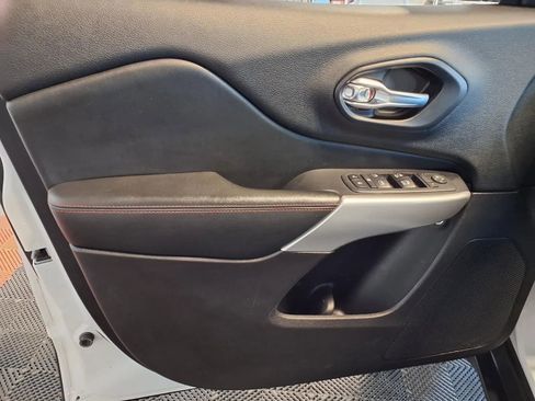 Used 2017 Jeep Cherokee Trailhawk w/ Cold Weather Group image 16