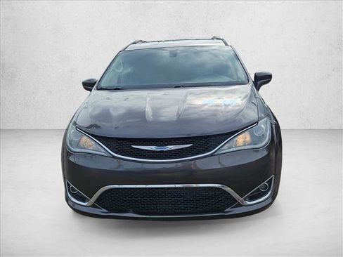 Used 2018 Chrysler Pacifica Touring-L image 2