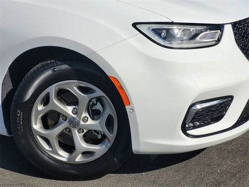 New 2024 Chrysler Pacifica Limited w/ Uconnect Theater Family Group image 3