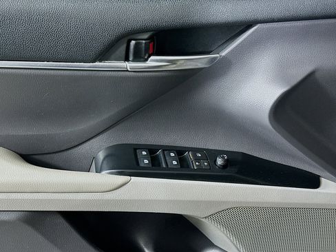 Used 2018 Toyota Camry LE image 15