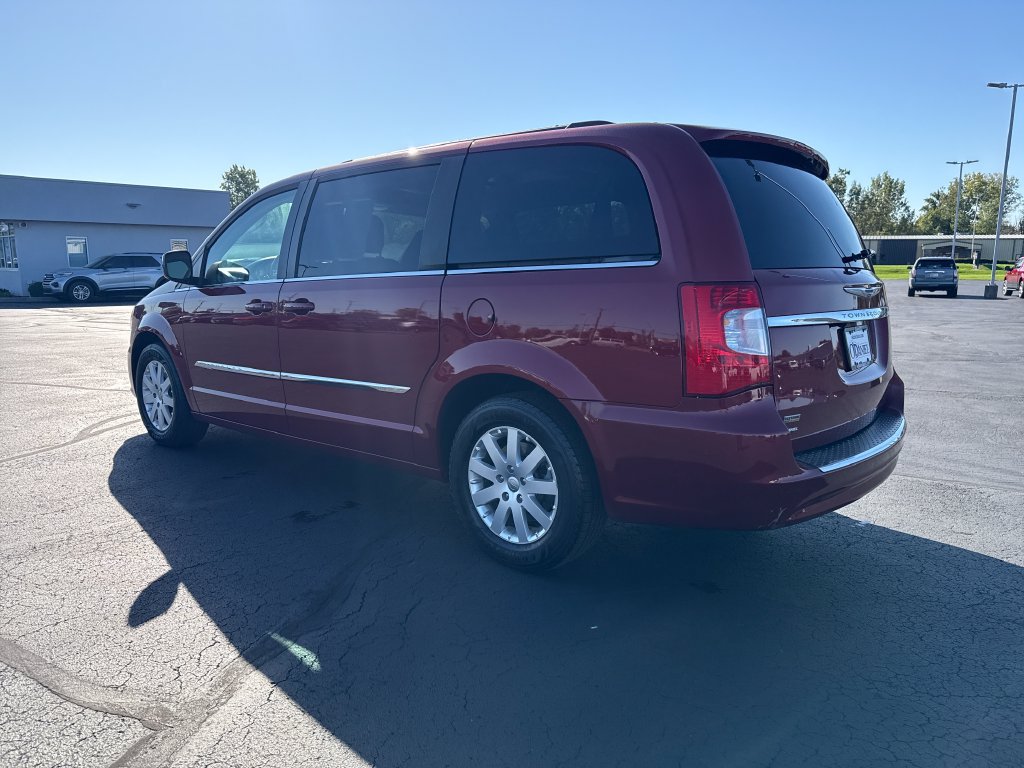 Used 2014 Chrysler Town & Country Touring FWD image 2