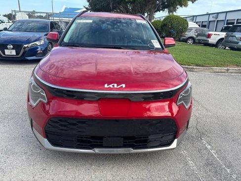 Used 2025 Kia Niro Wind w/ Wind Preserve Package FWD image 2