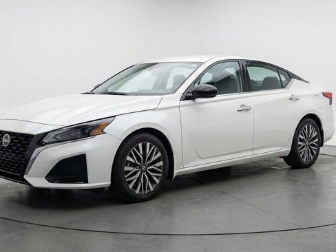 Used 2025 Nissan Altima 2.5 SV image 3