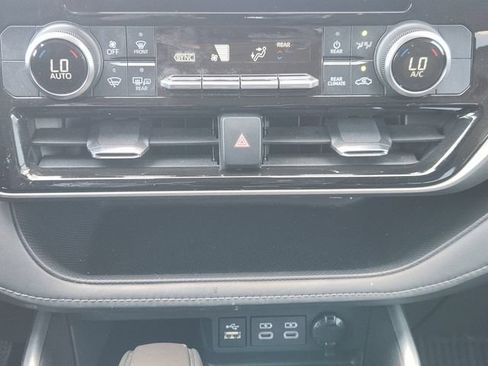 Used 2024 Toyota Highlander LE AWD/4WD image 17