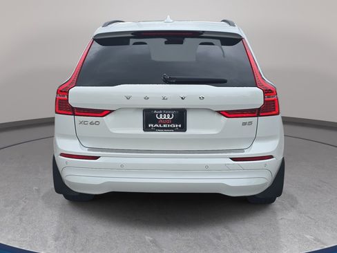 Used 2022 Volvo XC60 B5 Momentum w/ Advanced Package FWD image 6