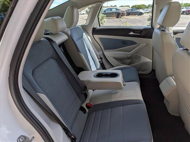 Certified 2025 Volkswagen Jetta SE w/ Sunroof Package FWD image 15