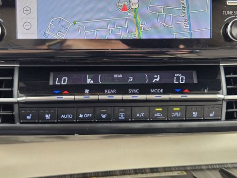 Used 2022 Toyota Sienna Limited FWD image 17