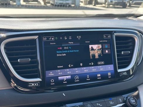 Used 2024 Chrysler Pacifica Touring-L FWD image 8