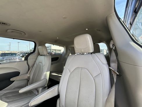 Used 2017 Chrysler Pacifica Touring-L Plus w/ Tire & Wheel Group image 28