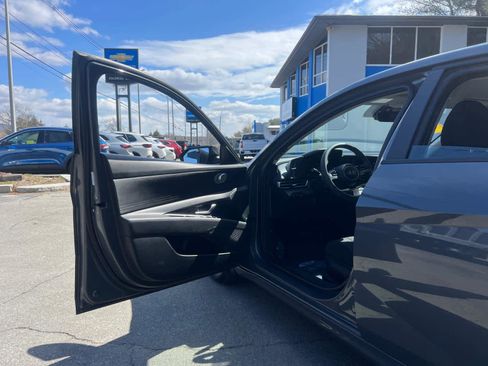 Used 2025 Hyundai Elantra SE image 15