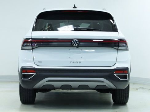 New 2025 Volkswagen Taos SE FWD image 7