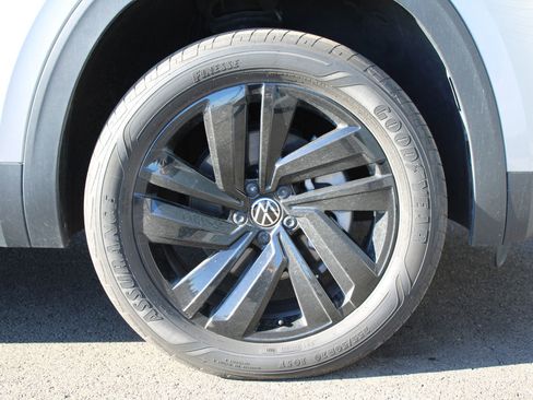 Used 2022 Volkswagen Atlas Cross Sport SE image 28