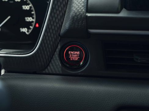 Used 2024 Honda Pilot Touring image 25