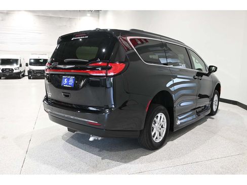 Used 2022 Chrysler Pacifica Touring-L FWD image 6