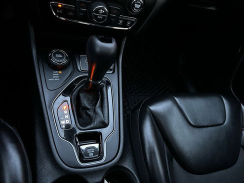 Used 2019 Jeep Cherokee Latitude Plus image 17