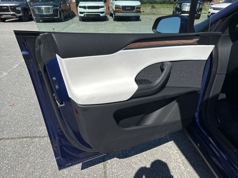 Used 2022 Tesla Model X image 28