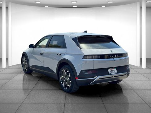 Certified 2024 Hyundai Ioniq 5 SE RWD image 3